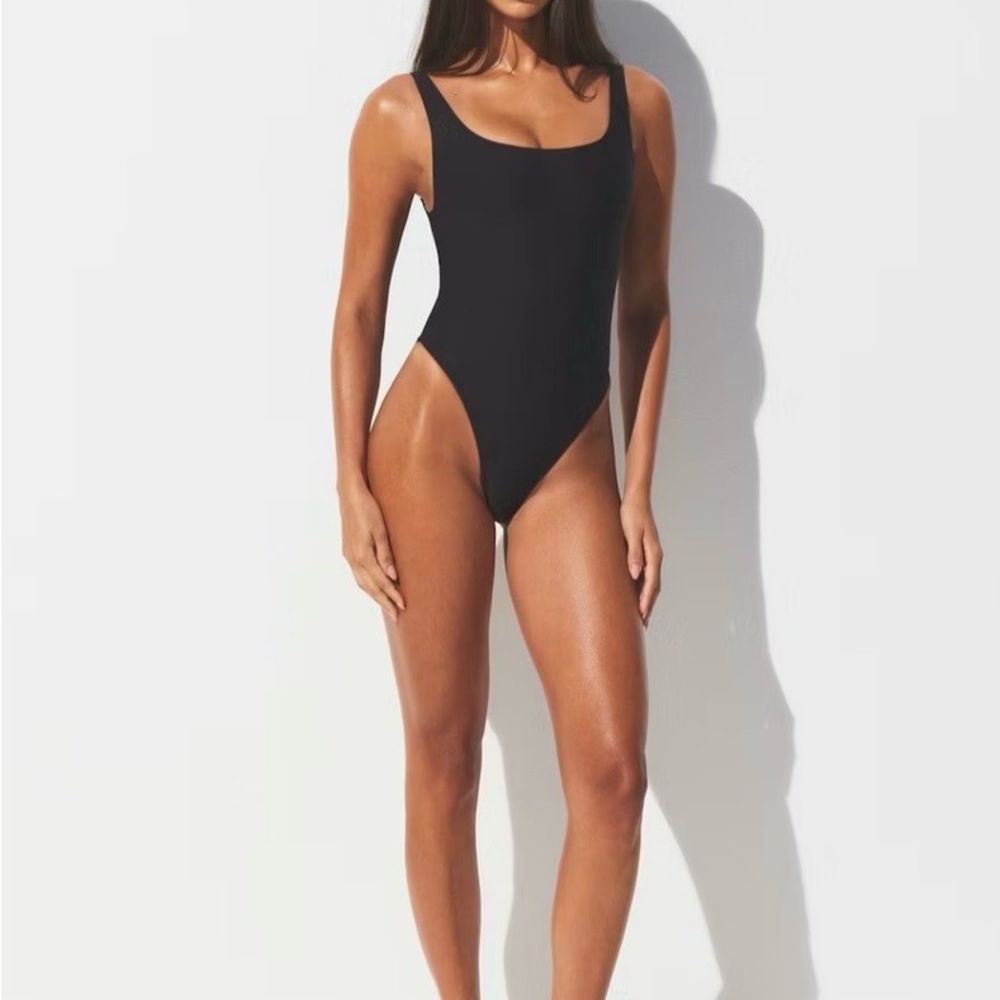 SKIMS NWT scoop neck one piece swimsuit in onyx Size L